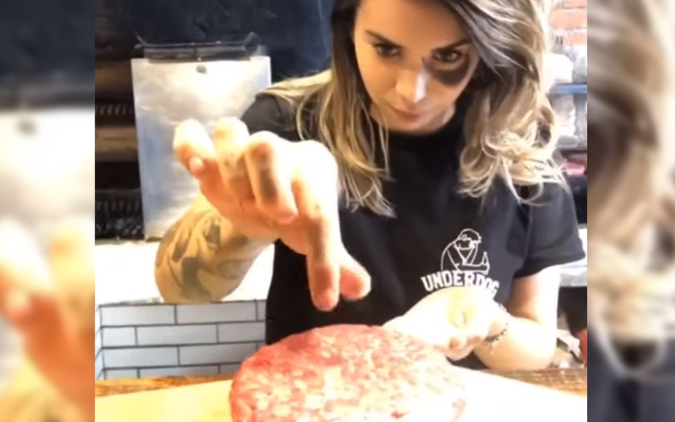 Funcionária interpretando mulher agredida em vídeo da hamburgueria Underdog — Foto: Reprodução/Redes sociais