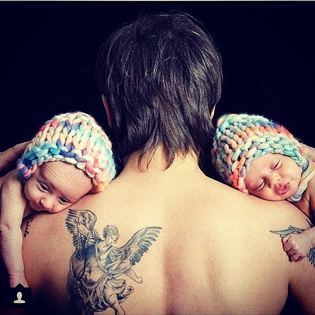 Leandro, com as gêmeas recém-nascidas (Foto: Reprodução / Instagram)