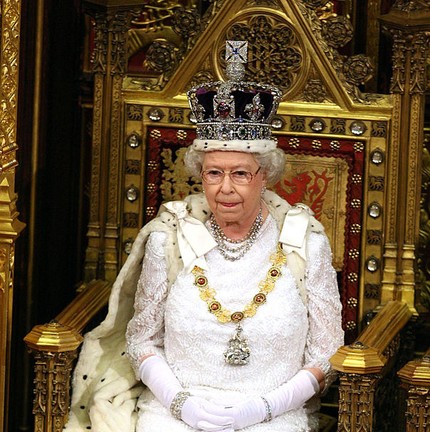 A rainha costumava usava a coroa quando fazia a abertura anual dos trabalhos do Parlamento britânico. Aqui, Elizabeth II discursa na Câmara dos Lordes, em 2007 — Foto: Pool/Tim Graham Picture Library/Getty Images