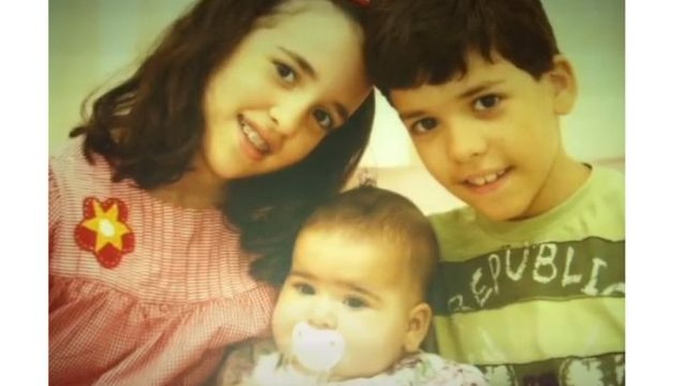 Anna Carolina, Beatriz e Pedro durante a infância.  — Foto: Arquivo Pessoal via BBC