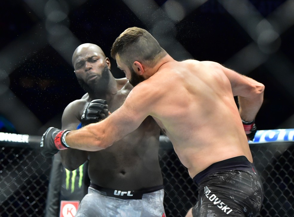 Jairzinho Rozenstruik acerta o golpe que nocauteou Andrei Arlovski no UFC 244 — Foto: Jason Silva