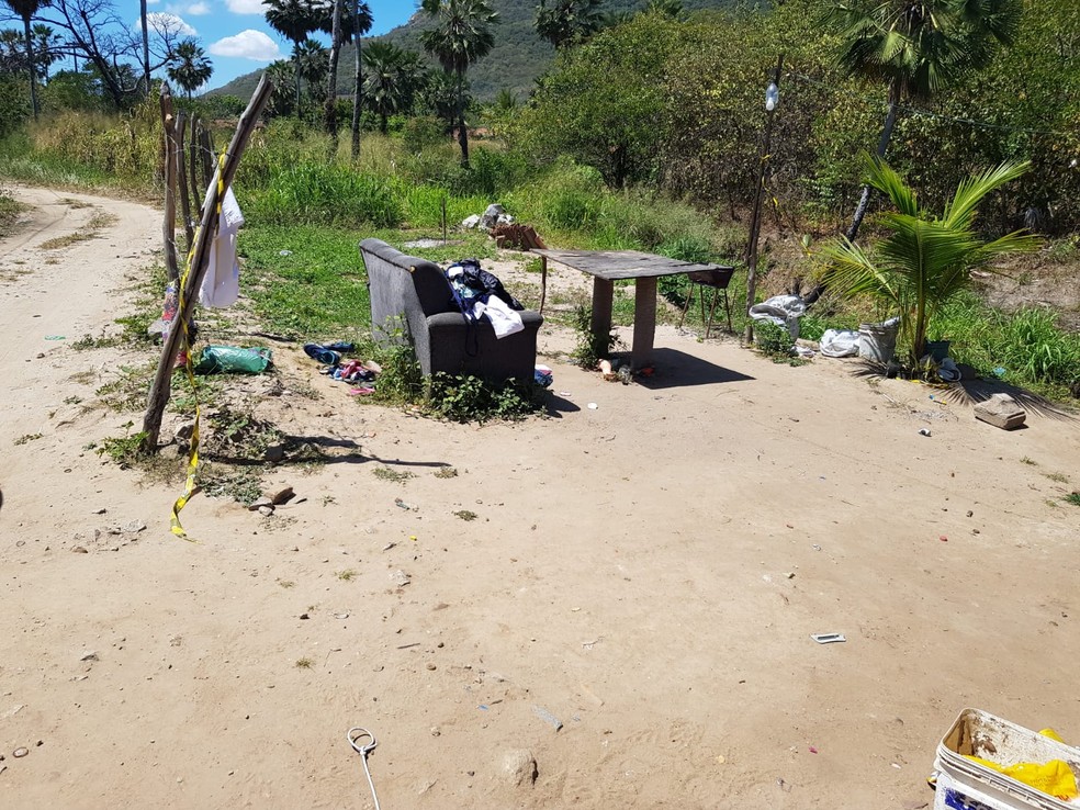Cinco pessoas foram mortas em bar de Caucaia, na Grande Fortaleza. — Foto: André Alencar/TVM
