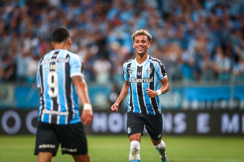 Suárez e Bitello comemoram gol na Arena — Foto: Lucas Uebel/Grêmio