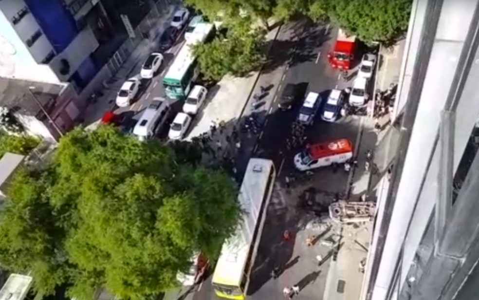 Dois carros caem do quarto andar de garagem no Comércio, em Salvador — Foto: Reprodução/Redes Sociais