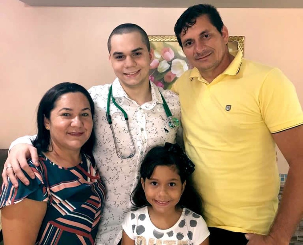Mateus, ao lado dos pais e da irmÃ£, comemorando a aprovaÃ§Ã£o no curso de medicina â Foto: Arquivo pessoal