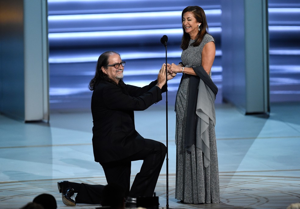 Glenn Weiss pede a namorada, Jan Svendsen, em casamento no Emmy 2018  â€” Foto: Chris Pizzello/Invision/AP