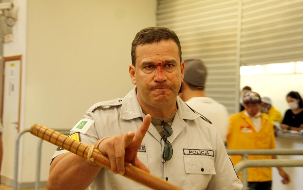 Sargento da Polícia Militar com o nariz quebrado após confronto entre torcedores no intervalo do jogo entre Flamengo e Palmeiras, no Mané Garrincha, em Brasília — Foto: Polícia Militar/Divulgação