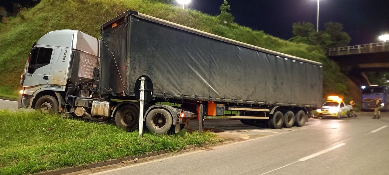Carreta com problemas mecânicos fecha acesso do Anel Rodoviário e complica trânsito em BH