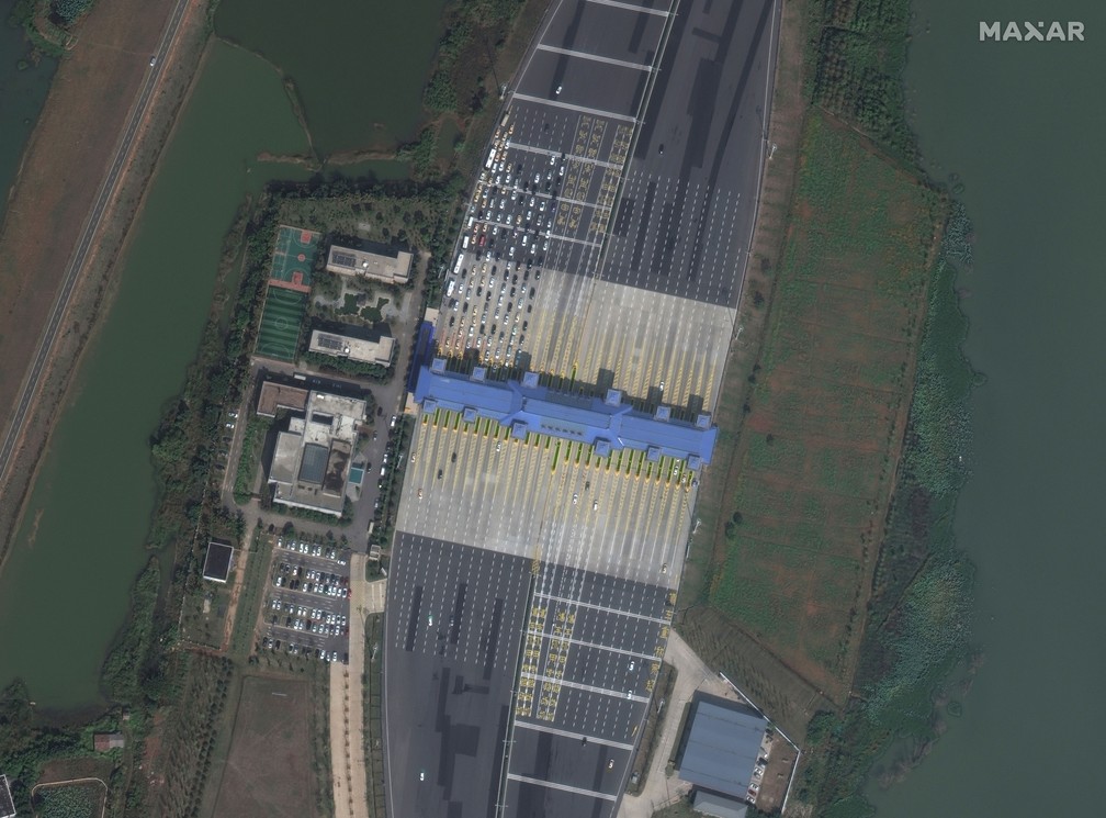 Foto de satélite de veículos em pedágio em Wuhan, na China, em 17 de outubro de 2019 — Foto: Satellite image ©2020 Maxar Technologies/Handout via Reuters