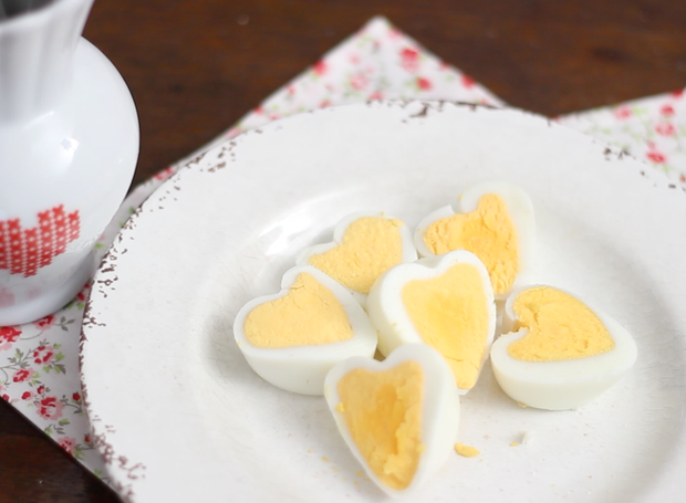Aprenda a fazer ovos em formato de coração (Foto: Cristiane Senna/Editora Globo)