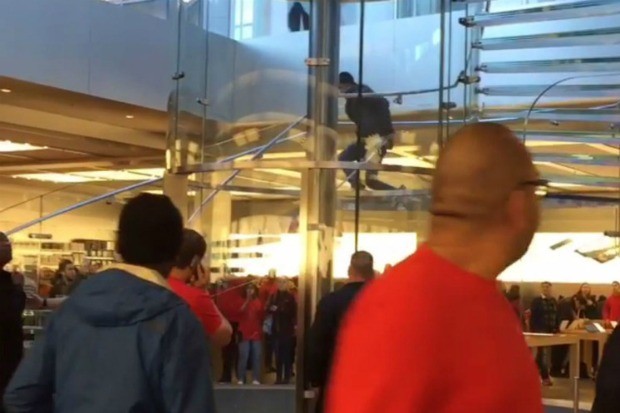 Homem desce escada em espiral de loja da Apple brandindo espada de samurai e assusta clientes (Foto: Reprodução / Youtube)