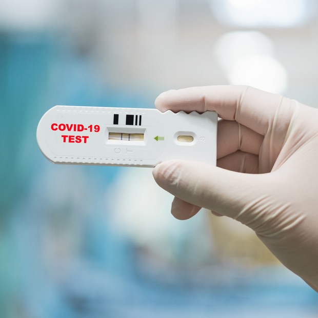 Doctor hand holding positive Coronavirus or Covid-19 rapid test (Foto: Getty Images)