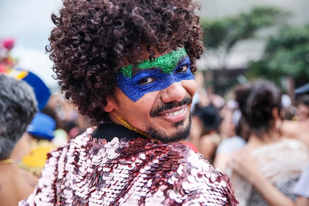 Folião com purpurina no rosto durante o Bloco das Montadas no carnaval de 2019 Setor Bancário Norte, em Brasília — Foto: Secretaria de Cultura do DF/Divulgação