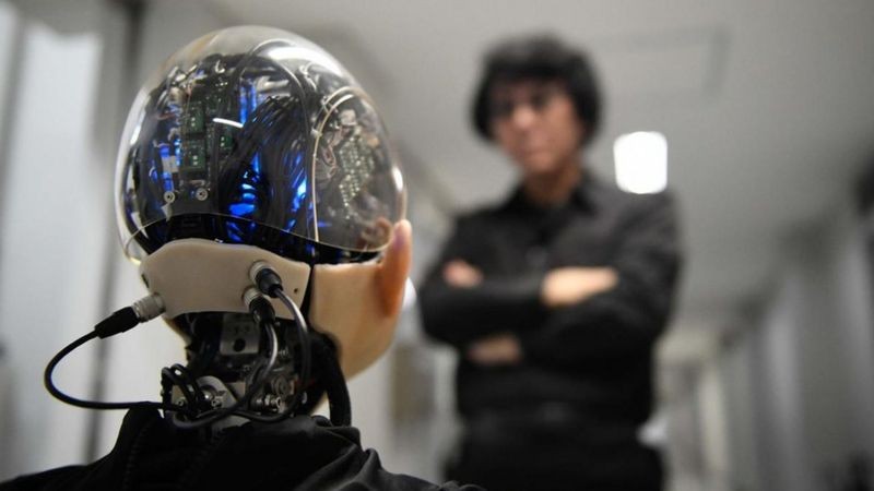 BBC O engenheiro de robôs Hiroshi Ishiguro criou um robô andróide infantil de 10 anos chamado Ibuki (Foto: Getty Images via BBC)