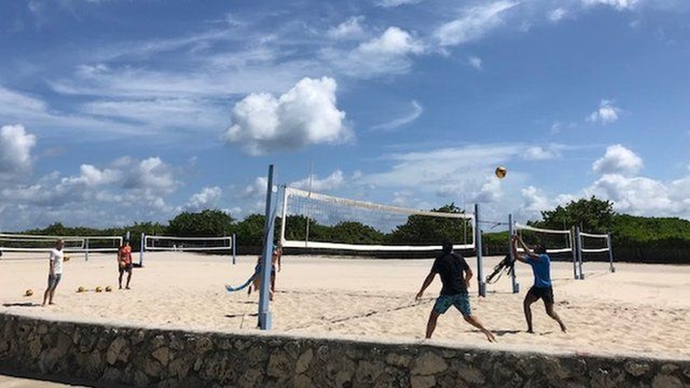 A atmosfera em Miami Beach durante o 'spring break' é semelhante à de antes da pandemia — Foto: BBC