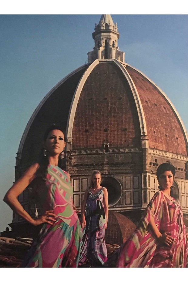 This famous 1977 photo of models in Pucci on top of the Duomo in Florence epitomised the spirit of the fashion house in its heyday (Foto: @SuzyMenkesVogue)