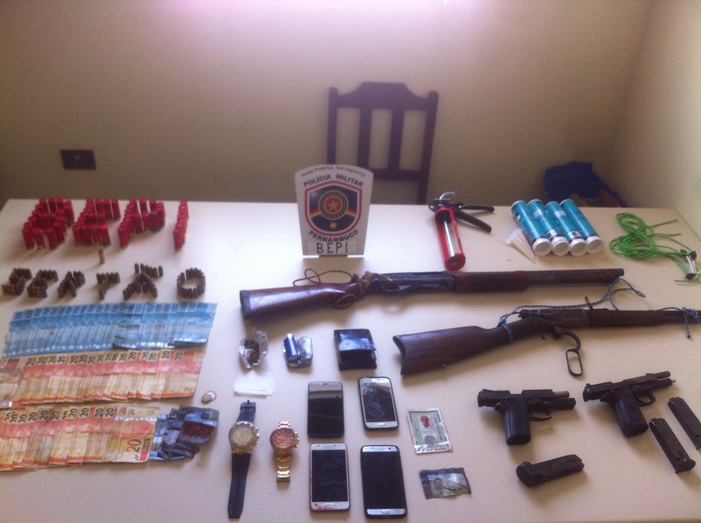Armas, dinheiro, celulares e relÃ³gios foram apreendidos com os suspeitos (Foto: Bepi/DivulgaÃ§Ã£o)