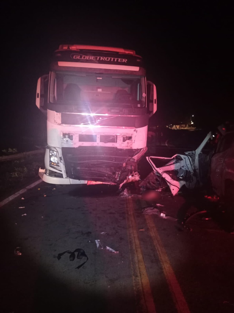 Homem e criança morrem em colisão frontal entre carro e caminhão na BR-135 em Monte Alegre do Piauí — Foto: Polícia Militar