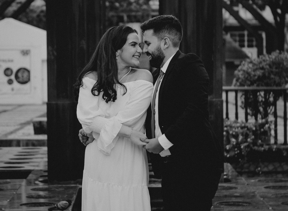 Larissa e Artur planejavam um casamento para 350 pessoas, o que não foi possível em razão da pandemia. — Foto: Arquivo pessoal