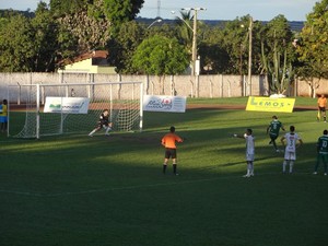 Wellington Cabeça perde pênalti contra o Guaraí (Foto: Paulo Junio/TV Lobão)