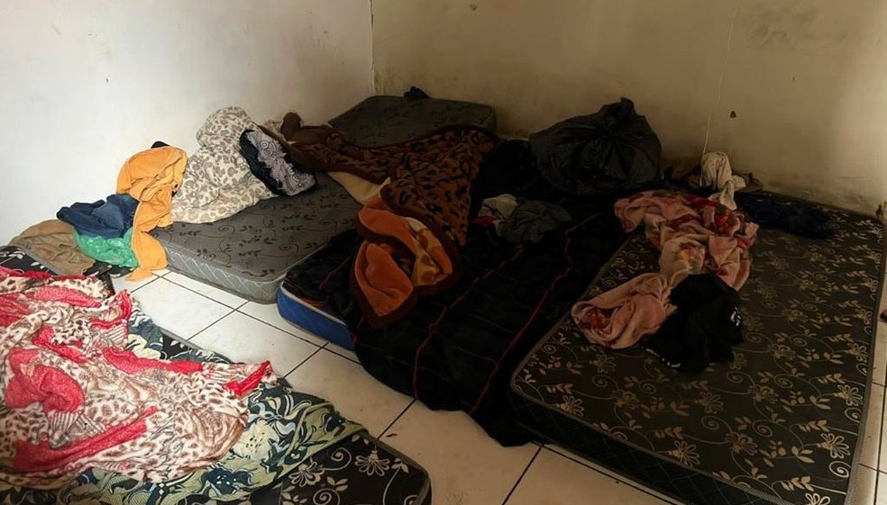 Vítimas viviam em residência imprópria. — Foto: Reprodução/PoliciaFederal