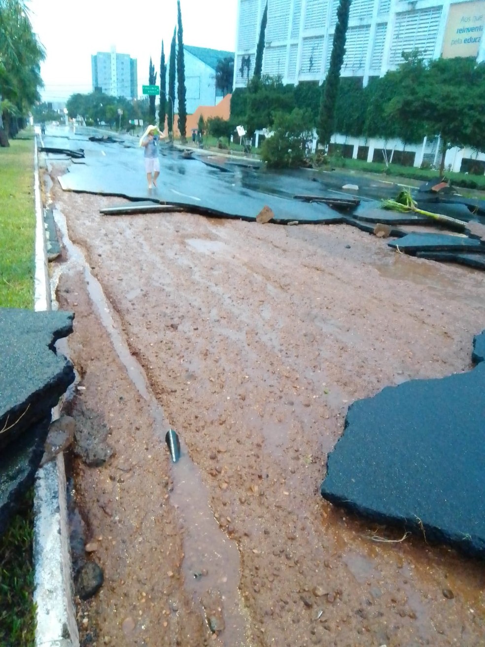 Asfalto foi arrancado com a força da chuva que alagou Uberlândia — Foto: Redes Sociais/Reprodução