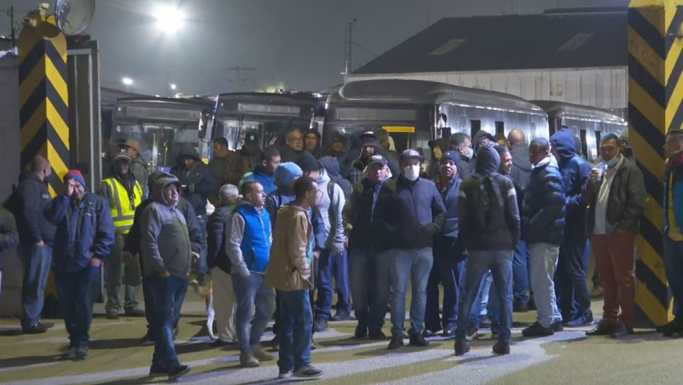Motoristas e cobradores entram em greve em SP — Foto: Reprodução/TV Globo