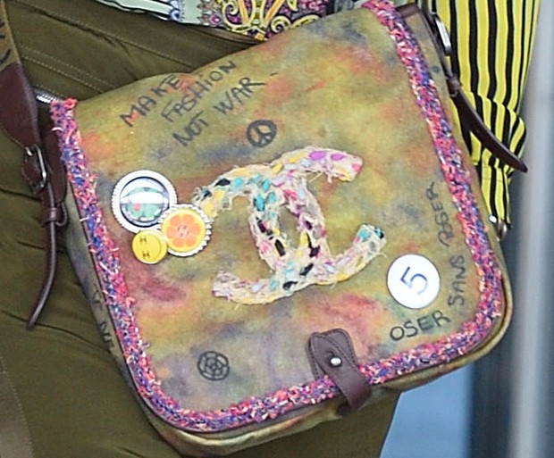 Catherine Zeta-Jones usa bolsa com mensagem antiguerra (Foto: Grosby Group)