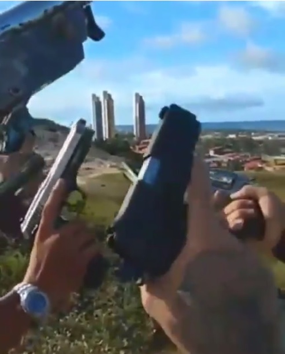 Policia Civil Investiga Video Em Que Grupo Aparece Exibindo Armas Na Praia Do Futuro Em Fortaleza Ceara G1