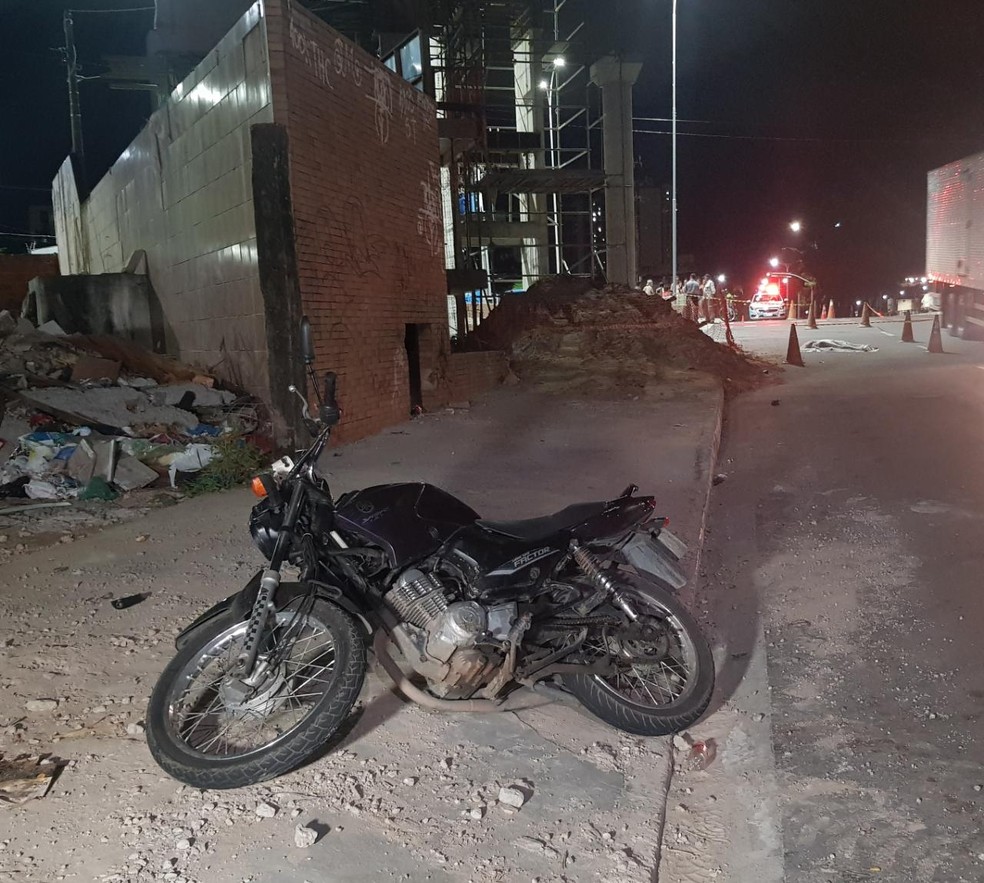 Próximo ao trecho onde Francisca Alves morreu após ser atropelada está sendo construída uma passarela de pedestres. — Foto: Rafaela Duarte/ SVM