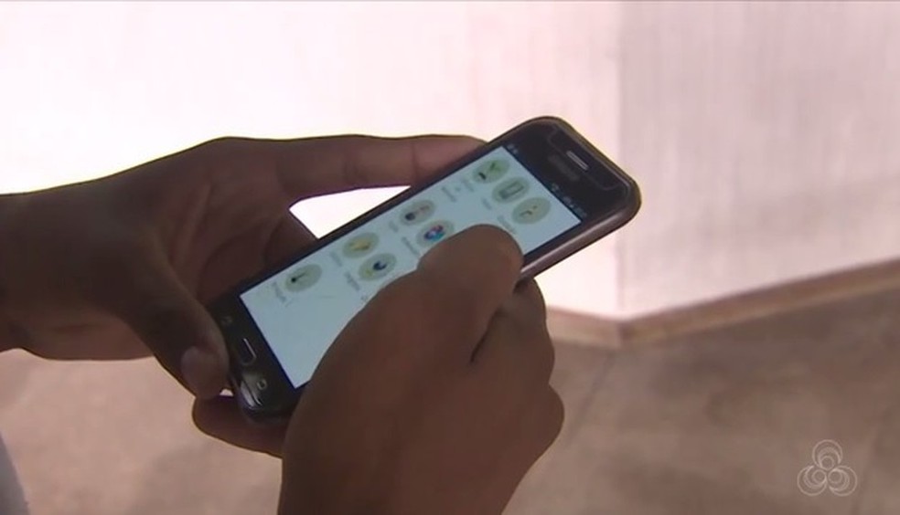 Homem usa telefone celular — Foto: TV Globo/ Reprodução