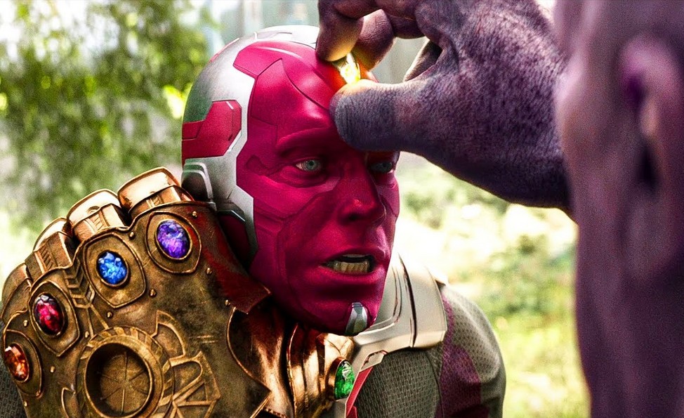 O vilão Thanos arrancando a Jóia da Mente da testa de Visão em Vingadores: Guerra Infinita (2018) (Foto: Reprodução)