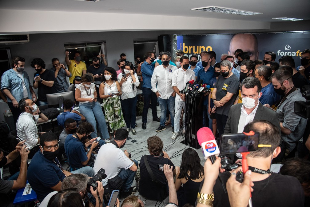 Aglomeração no diretório do PSDB após vitória de Bruno Covas — Foto: Fábio Tito/G1