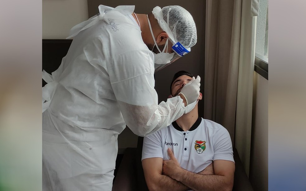 Jogadores e comissão técnica fazem testes RT-PCR para identificar o coronavírus em Goiânia — Foto: Reprodução/Federação Boliviana de Futebol