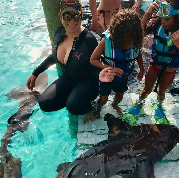 Mariah Carey e filhos nadam com tubarões  (Foto: Reprodução / Instagram)