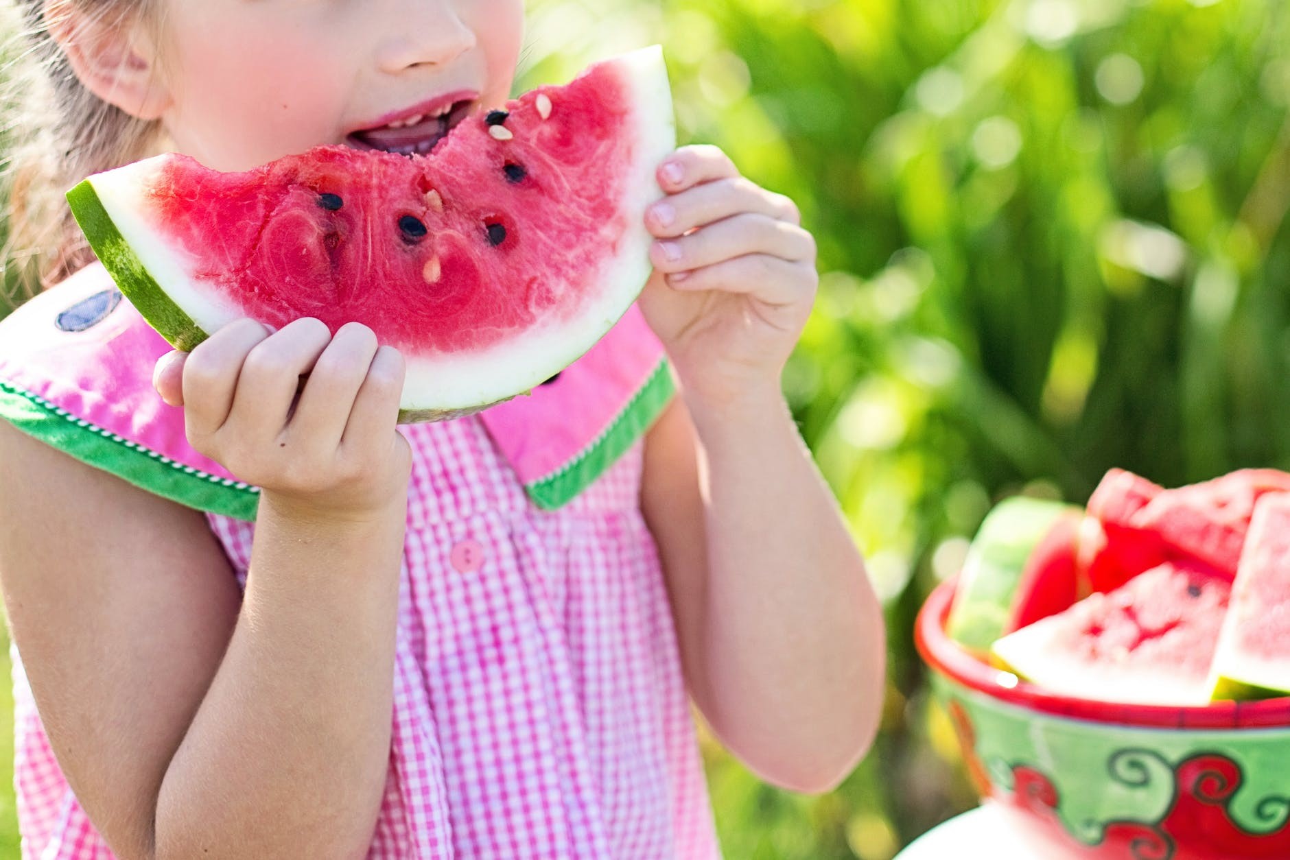Crianças que veem comidas saudáveis na TV tendem a se alimentar melhor (Foto: Pixabay)