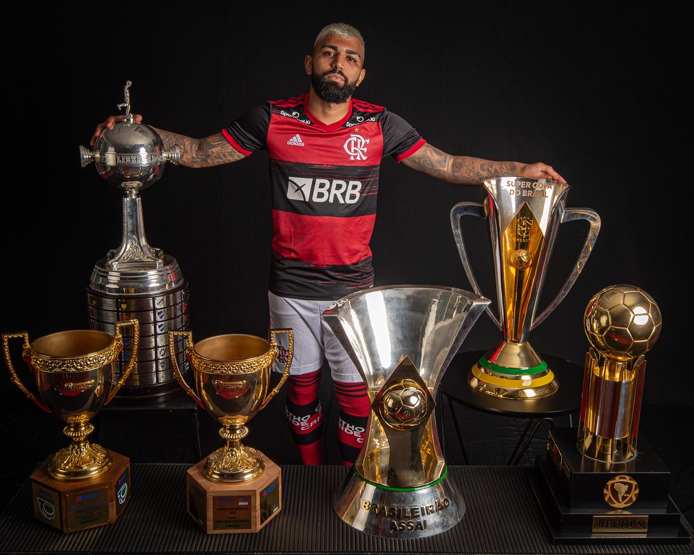 Gabigol com algumas das taças que conquistou em três anos no Flamengo — Foto: Alexandre Vidal/Flamengo