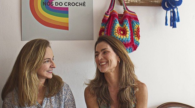 Heoisa Cyrillo e Daniela Vignoli, criadoras do projeto Nós do Crochê, que beneficia moradoras da Rocinha (Foto: Divulgação/Celina Cyrillo Gomes)
