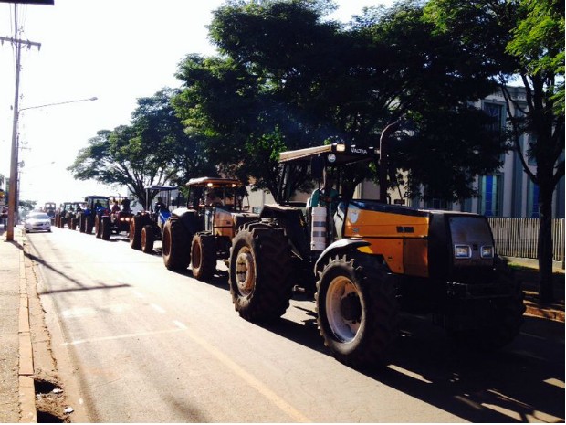 Agricultores protestaram percorrendo as ruas de Tamarana com tratores (Foto: Alberto D'Angele/RPCTV)
