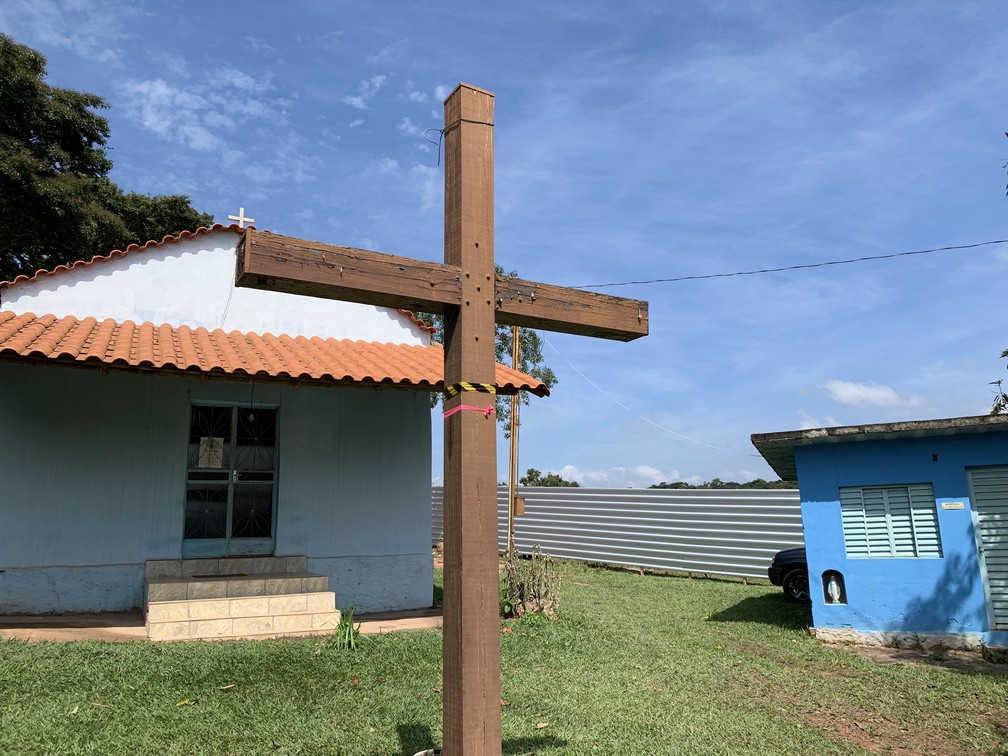 Igreja na comunidade de Ponte das Almorreimas agora é cercada por proteção de metal — Foto: Raquel Freitas/G1