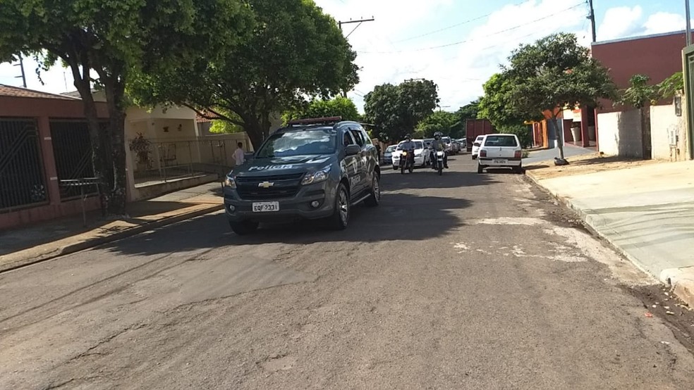 Corpo do policial militar Daniel Alves de Lima foi sepultado na tarde desta terça-feira (20), em Presidente Prudente — Foto: Stephanie Fonseca/G1