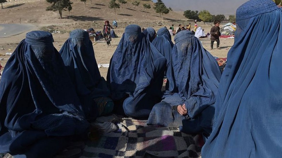 O Talibã proíbe música, maquiagem e proíbe que as meninas de 10 anos ou mais vão à escola — Foto: Getty Images via BBC