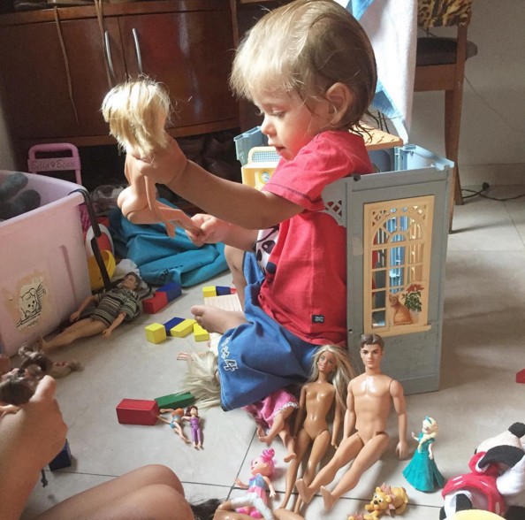 Théo brincando com as bonecas (Foto: Reprodução - Instagram)