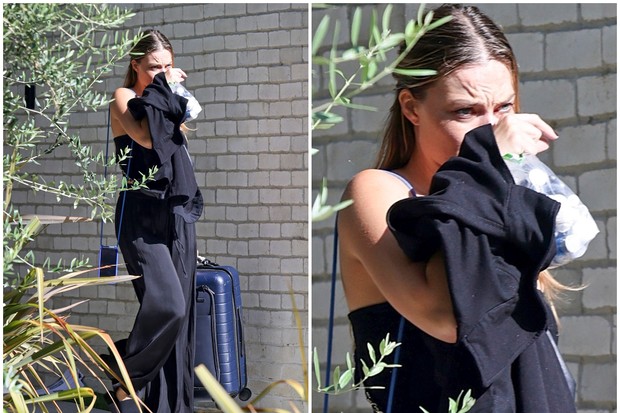 Margot Robbie chora ao deixar mansão de Cara Delevingne (Foto: The Grosby Group)