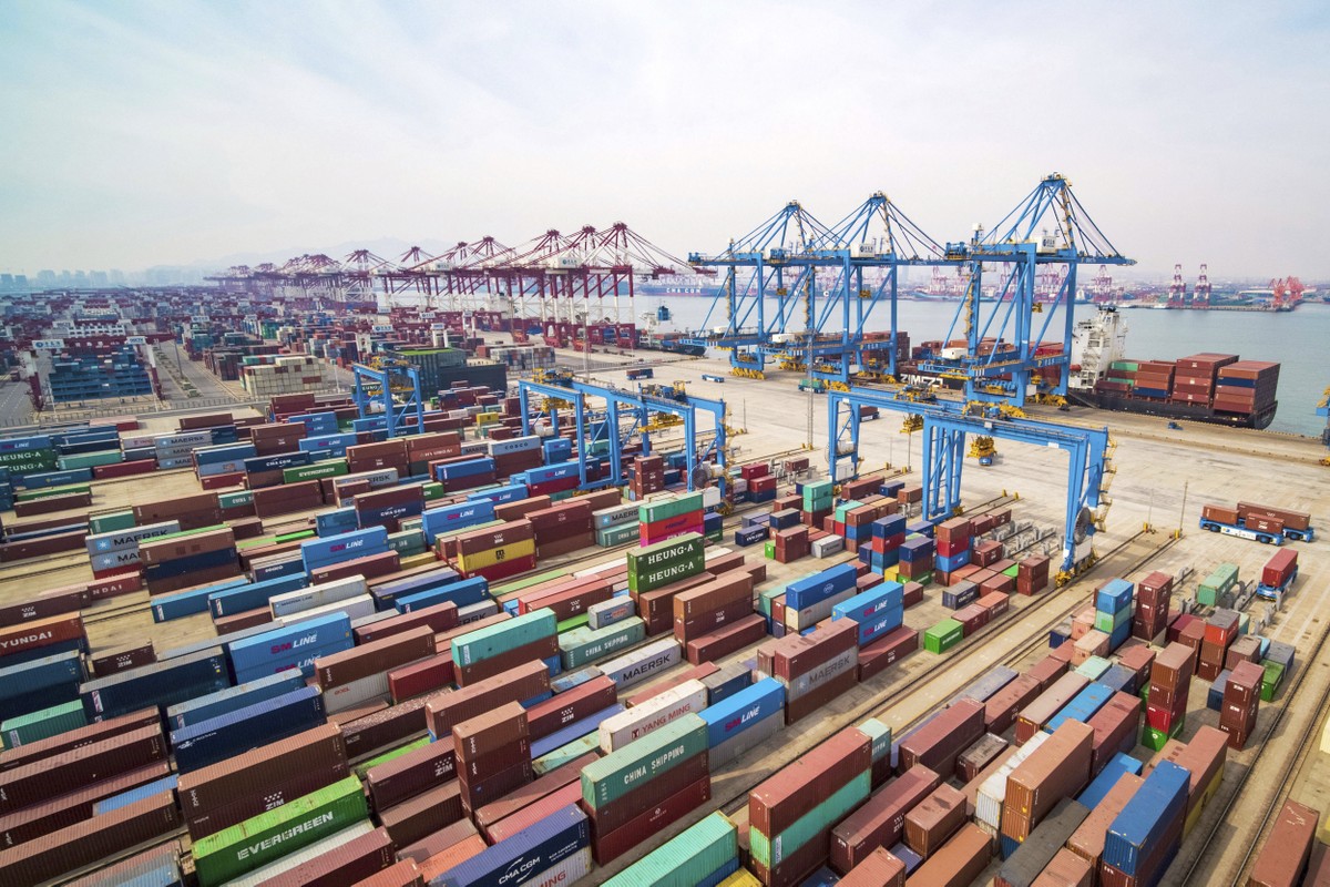 Maior porto da China fica congestionado por surtos de covid | Mundo | Valor  Econômico