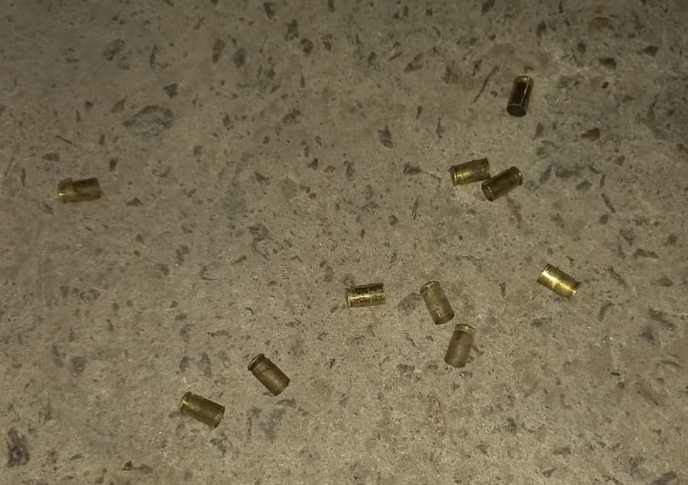 Cápsulas de balas encontradas na rua em Lagoa Salgada, RN, após ataque a banco — Foto: Cedida