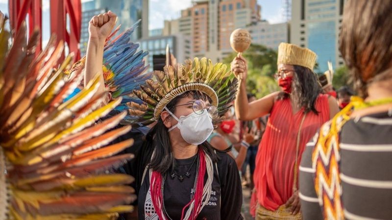 Txai Suruí durante protesto de indígenas (Foto: Divulgação via BBC News)