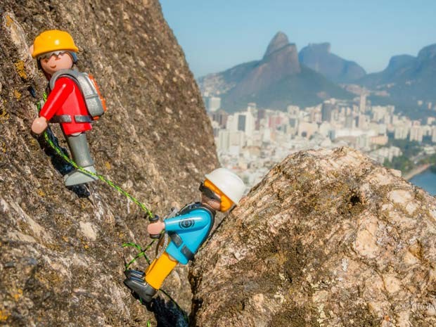 Excursionistas Playmobil escalam o Morro do Cantagalo no Rio (Foto: Claudney Neves/ Divulgação)