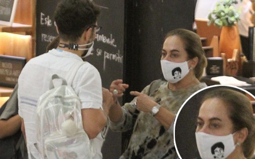 Cissa Guimarães usa máscara com estampa de Rafael Mascarenhas em passeio