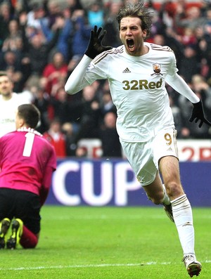 Michu comemora gol do Swansea City contra o Arsenal (Foto: Getty Images)